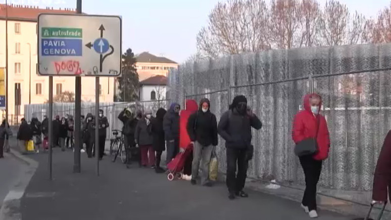 В Италии сотни людей выстроились в очередь за бесплатной едой
