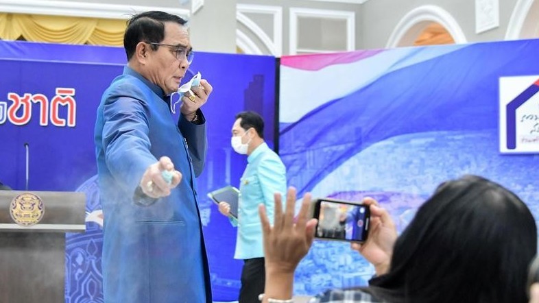 Премьер-министр Таиланда распылил антисептик на журналистов после вопроса о возможных перестановках