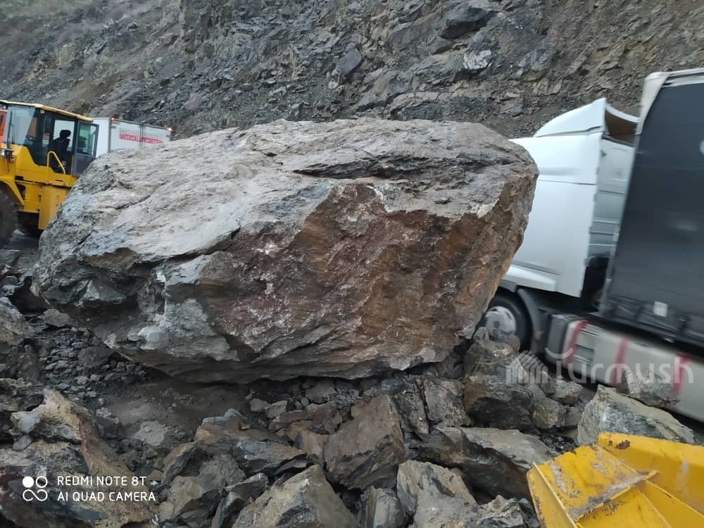 Фото огромного камня, перекрывшего движение на автодороге Бишкек—Ош