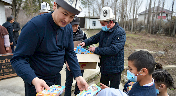 Марипов посетил детский дом «Келечек» и подарил детям подарки