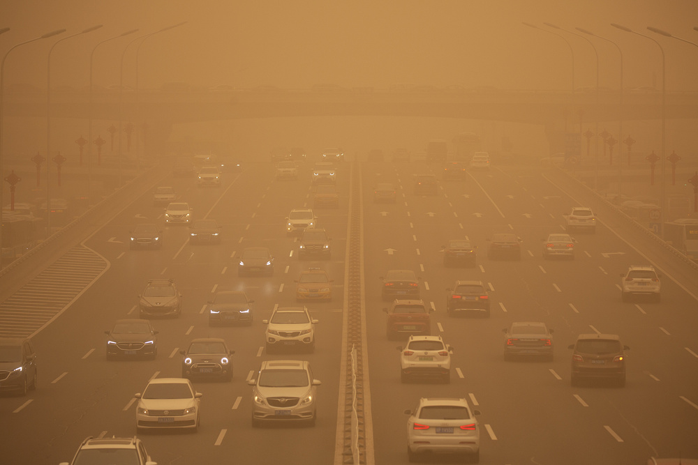 Желтое небо в Пекине. Песчаная буря из Монголии обрушилась на столицу Китая.
