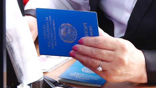 В ЦОНах Кыргызстана упрощен процесс выдачи служебных и дипломатических паспортов