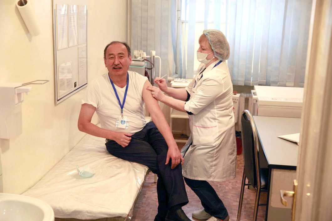 Глава Минздрава Кыргызстана первым привился китайской вакциной от COVID-1
