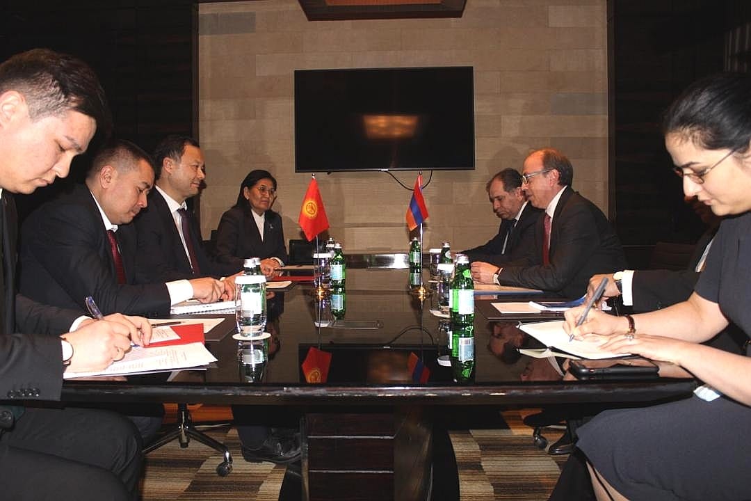 Главы МИД Кыргызстана и Армении обсудили вопросы двустороннего сотрудничества