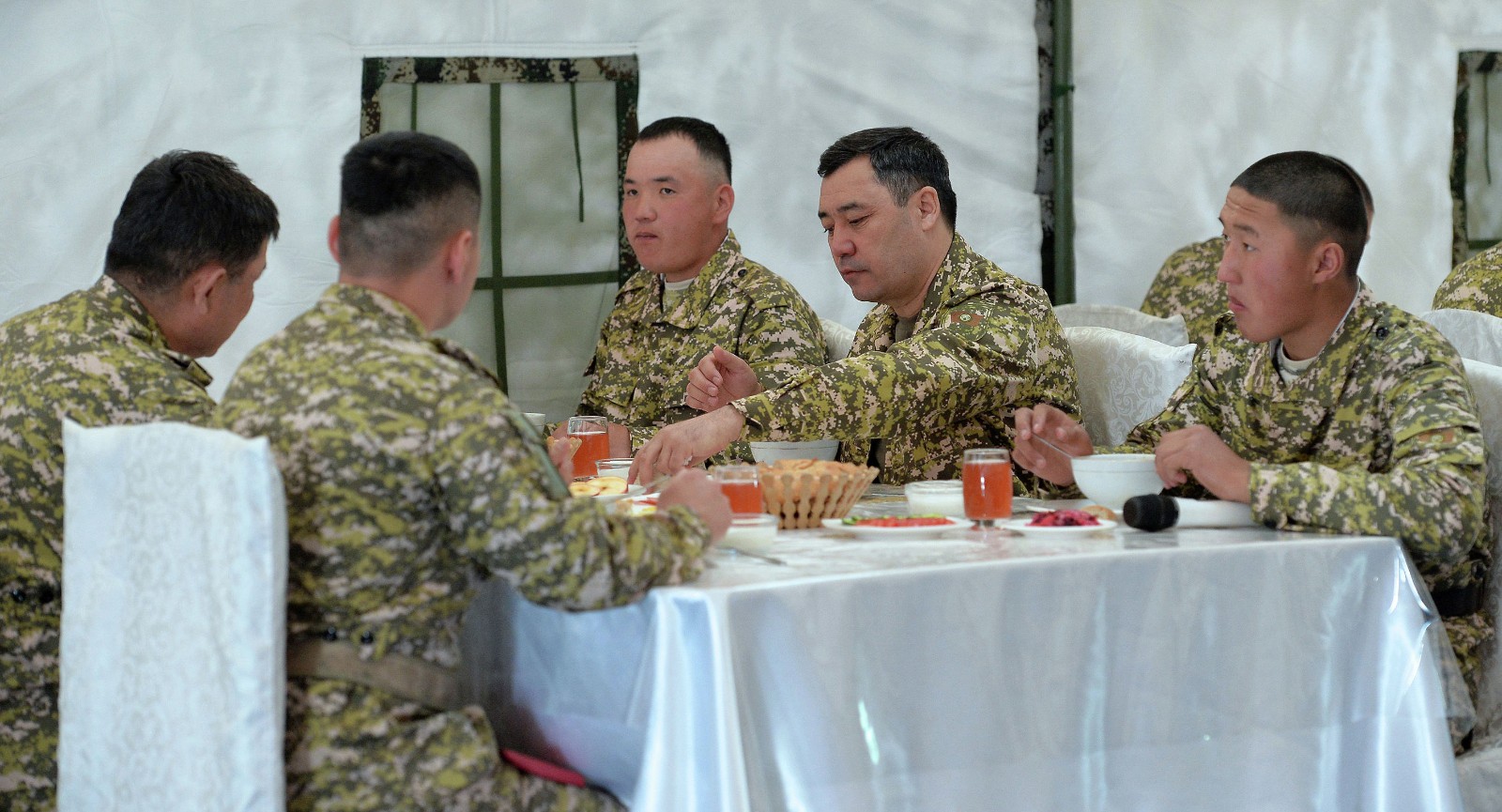 Жапаров в полевой форме пообедал с солдатами