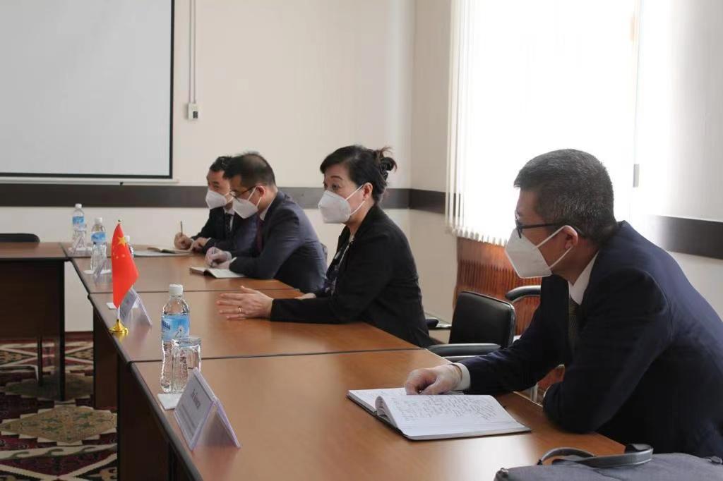 Чрезвычайный и Полномочный Посол КНР в КР  Ду Дэвэнь встретилась с министром энергетики и промышленности КР Кубанычбеком Турдубаевым