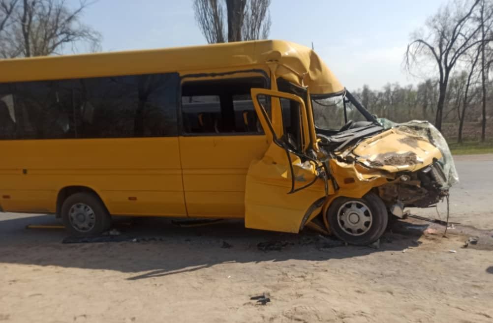 На трассе Бишкек–Торугарт в ДТП пострадали 7 пассажиров маршрутки