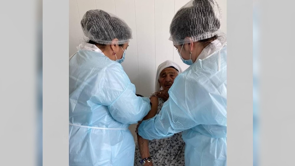 В Узбекистане 102-летняя женщина получила прививку от коронавируса