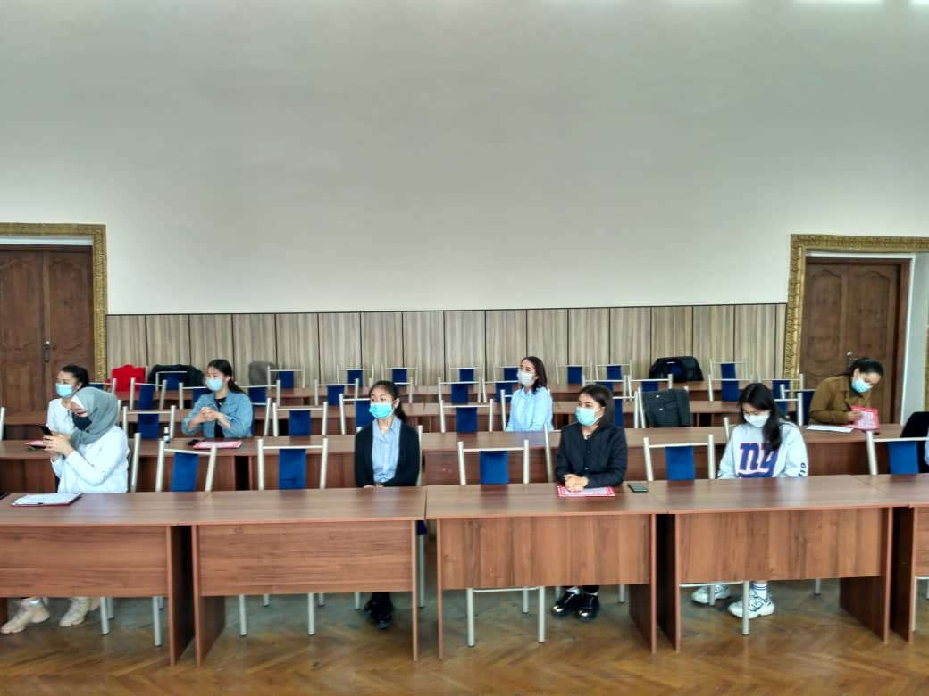 Хэнаньский университет вручил сертификаты кыргызским студентам