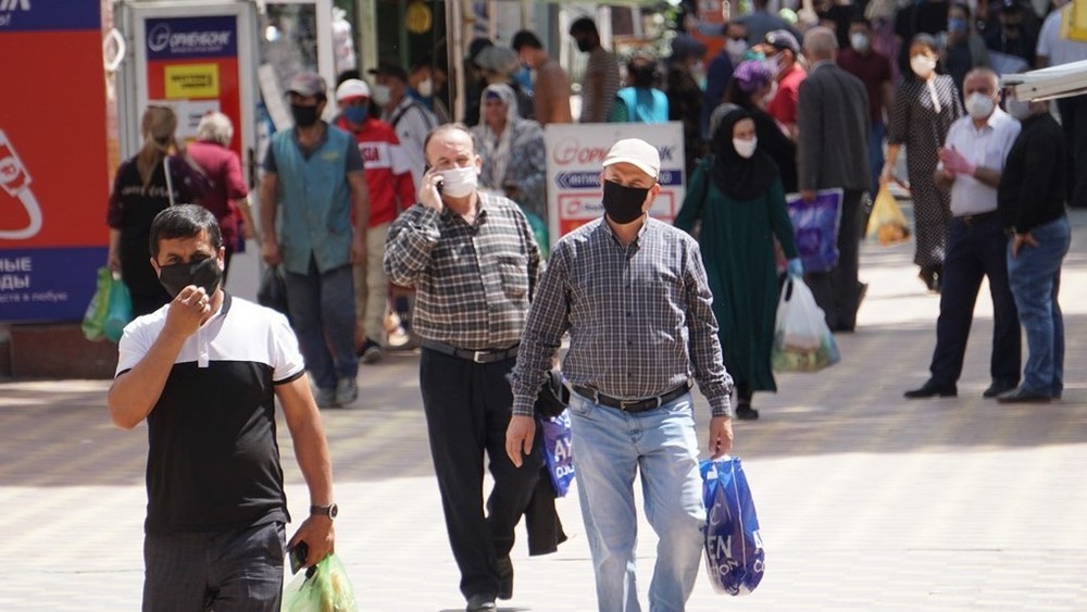 Эксперты рассказали, вредно ли носить маску в жару