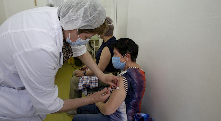 В Кыргызстане проходит массовая вакцинация против COVID-19 - фото