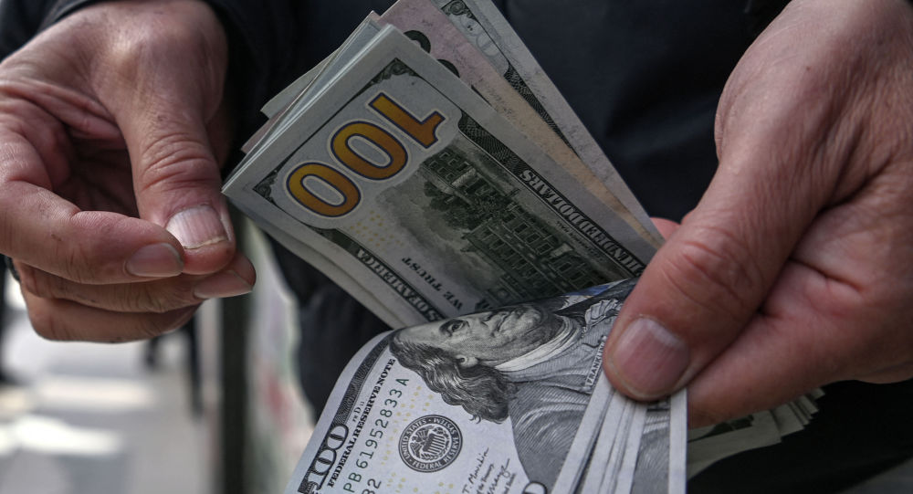 Из-за чего может обесцениться доллар, рассказал финансист