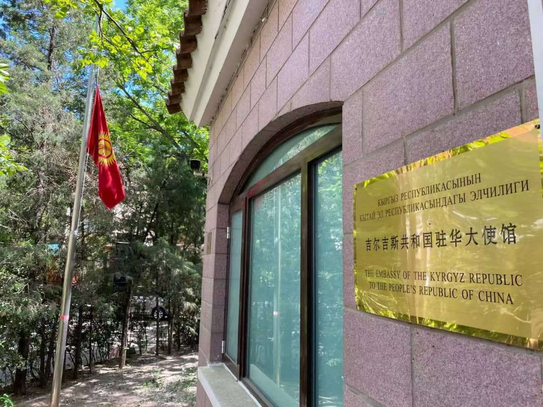 Во всех дипломатических и консульских учреждениях Кыргызской Республики за рубежом приспущены государственные флаги