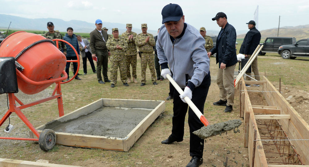 Президент КР Садыр Жапаров заложил капсулу под строительство военного городка вЛейлеке