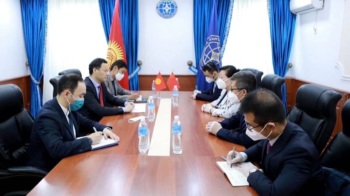 Чрезвычайный и Полномочный Посол КНР в КР   Ду Дэвэнь встретилась с министром иностранных дел Кыргызстана Русланом Казакбаевым