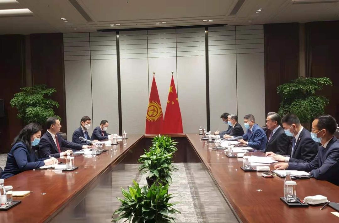 Cостоялись двусторонние переговоры Министра иностранных дел КР.Казакбаева с Членом Государственного Совета, Министром иностранных дел КНР Ван И.