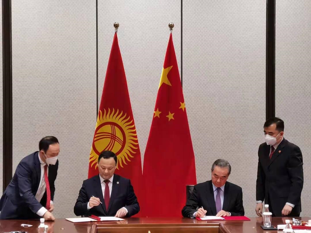 Cостоялись двусторонние переговоры Министра иностранных дел КР.Казакбаева с Членом Государственного Совета, Министром иностранных дел КНР Ван И.